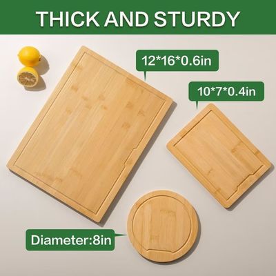 Conjunto de 3 tábuas de cortar de madeira com sulcos de suco e alças laterais de diferentes formas