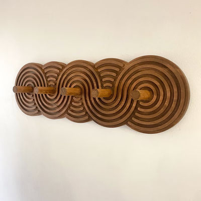 Capacetes e bolsas em sala de estar