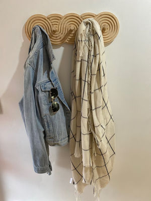 Capacetes e bolsas em sala de estar