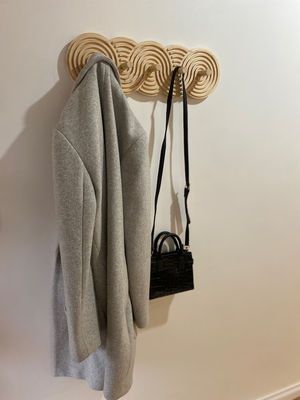 Capacetes e bolsas em sala de estar