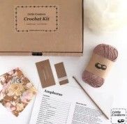 Pequenos ganchos de crochê para fazer pacotes de presentes de camisola e fio de renda colorido