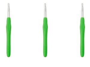 Pequenos ganchos de crochê para fazer pacotes de presentes de camisola e fio de renda colorido