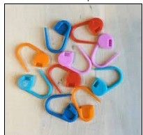 Pequenos ganchos de crochê para fazer pacotes de presentes de camisola e fio de renda colorido