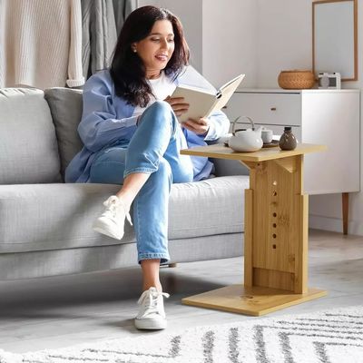 Mesa lateral em forma de C para mesa de café de madeira atrás do sofá