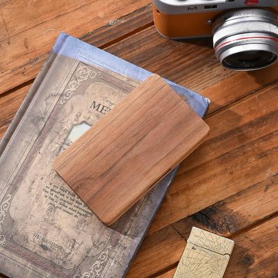 Caixa de cartão quadrada de madeira de noz preta com fecho magnético