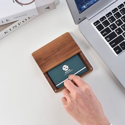 Caixa de cartão quadrada de madeira de noz preta com fecho magnético