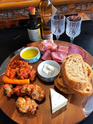 Logotipo personalizado Acceptável Tabela de corte de acácia de ranhuras redondas com faca e espalhadora