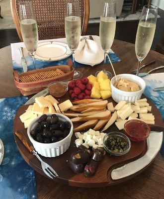 Logotipo personalizado Acceptável Tabela de corte de acácia de ranhuras redondas com faca e espalhadora