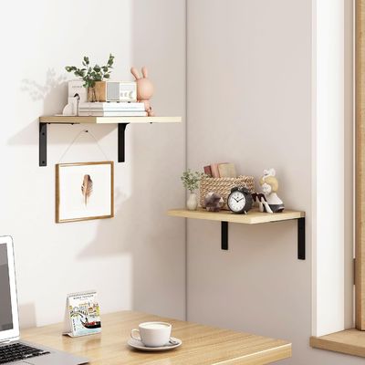 Prateleiras flutuantes de madeira para exibição de parede moderna em sala de estar elegante