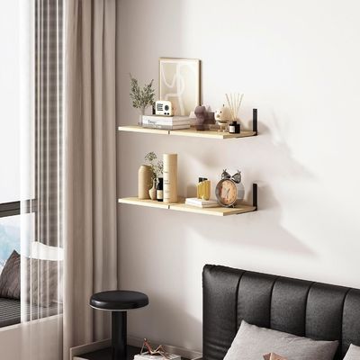Prateleiras flutuantes de madeira para exibição de parede moderna em sala de estar elegante