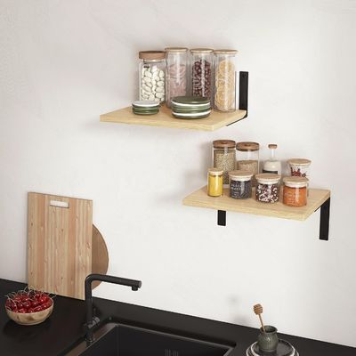 Prateleiras flutuantes de madeira para exibição de parede moderna em sala de estar elegante