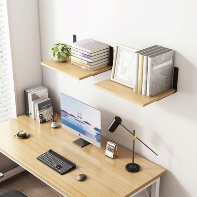 Prateleiras flutuantes de madeira para exibição de parede moderna em sala de estar elegante