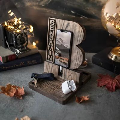 Stand de telefone de madeira para presentes personalizados de aniversário estilo rústico Estação de atracação de madeira