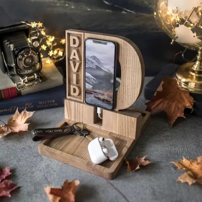Stand de telefone de madeira para presentes personalizados de aniversário estilo rústico Estação de atracação de madeira