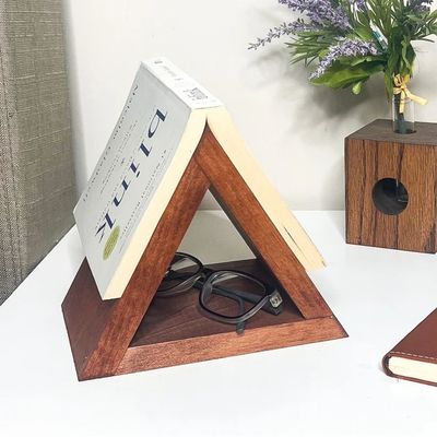 Padrão de livros de madeira personalizado TIBER Tipo de madeira para adesivos Porta-livros de cama de madeira