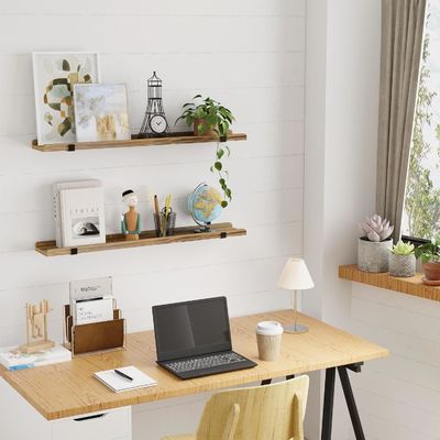 Prateleira de madeira multifuncional montada na parede com suporte metálico