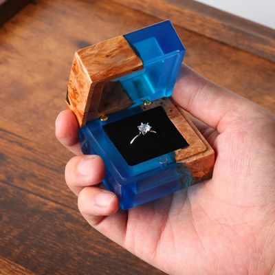 Caixinha de anel de madeira feita à mão para encomenda personalizada