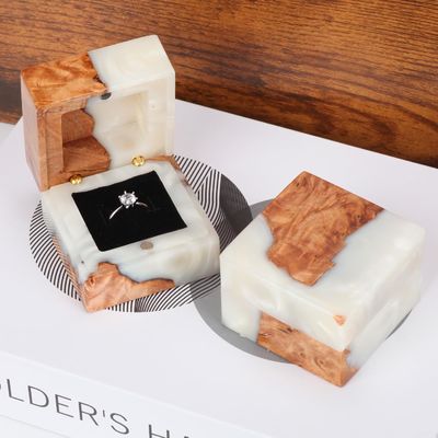 Elegante caixa de anel de madeira de fenda única para pequenas embalagens de jóias vintage feitas à mão