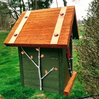 Cardeal pintado à mão e árvores de bétula madeira pájaro para conservacionistas de aves