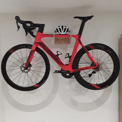 Sala de estar Montagem de parede de bicicleta de madeira com prateleira Design de armazenamento multifuncional e inteligente