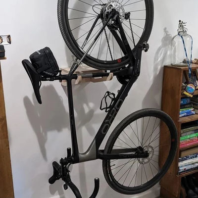 Sala de estar Montagem de parede de bicicleta de madeira com prateleira Design de armazenamento multifuncional e inteligente