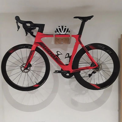 Sala de estar Montagem de parede de bicicleta de madeira com prateleira Design de armazenamento multifuncional e inteligente