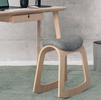 Impressão Home Office Sento de sela ergonômico com construção moderna de madeira