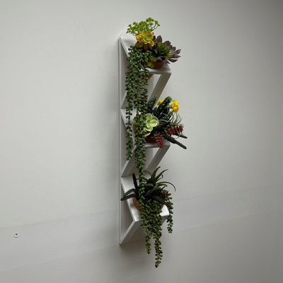 Plantação de parede de madeira em branco com logotipo personalizado aceitável