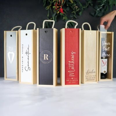 Caixa de vinho personalizada tipo madeira com desenho gravado a laser e inserções acrílicas