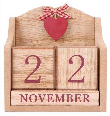 Brinquedo de mesa de calendário de advento de madeira com casa rústica e estética de estilo europeu