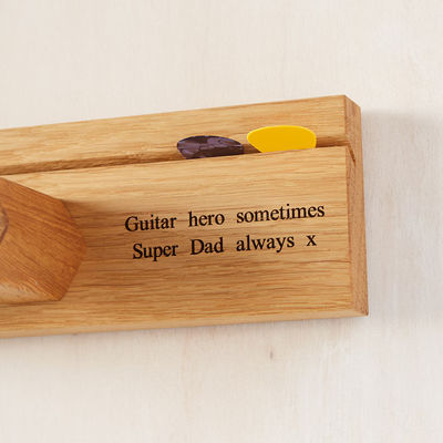 Montador de parede de madeira e suporte de guitarra personalizado para o seu espaço de performance