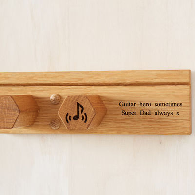 Montador de parede de madeira e suporte de guitarra personalizado para o seu espaço de performance