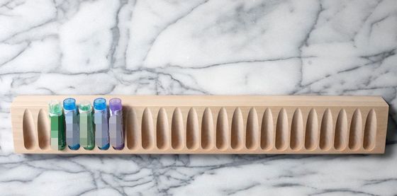 Instalação de gavetas de madeira de bétula sólida para soluções de economia de espaço