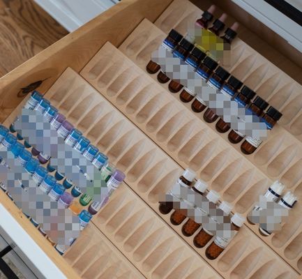 Instalação de gavetas de madeira de bétula sólida para soluções de economia de espaço