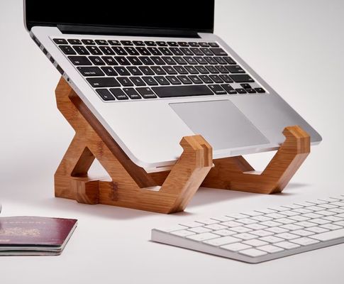 Stand de laptop de bambu ajustável para notebook e laptop em design conveniente