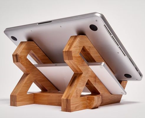 Stand de laptop de bambu ajustável para notebook e laptop em design conveniente