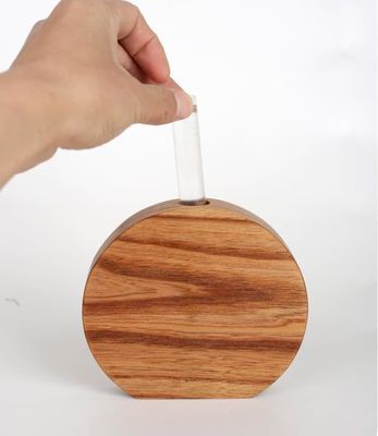 Vaso de madeira de estilo moderno capaz de inserir flores para ocasião de aniversário