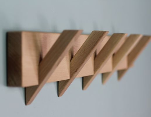 Organização elegante e sustentável do banheiro com este porta-bandeiras de madeira montado na parede