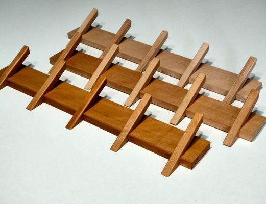 Organização elegante e sustentável do banheiro com este porta-bandeiras de madeira montado na parede