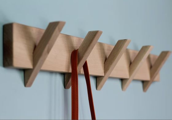 Organização elegante e sustentável do banheiro com este porta-bandeiras de madeira montado na parede