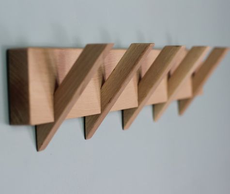 Organização elegante e sustentável do banheiro com este porta-bandeiras de madeira montado na parede