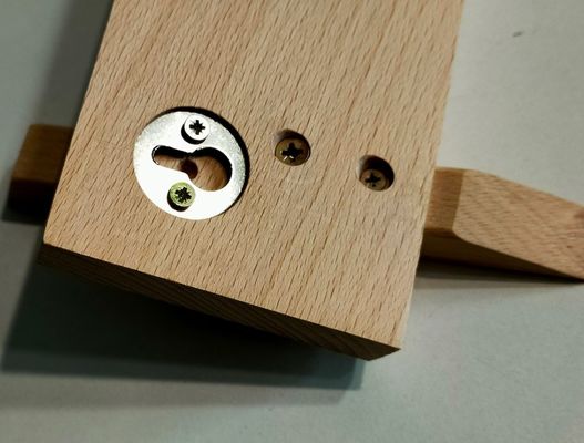 Organização elegante e sustentável do banheiro com este porta-bandeiras de madeira montado na parede