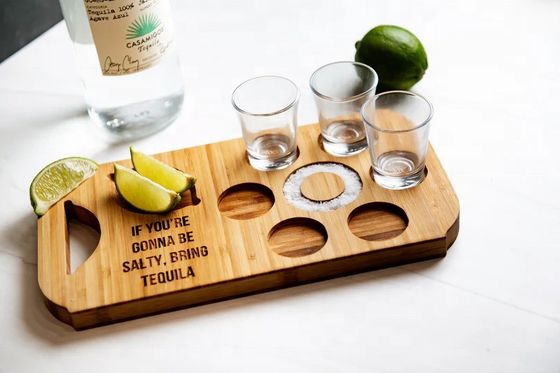 Moderno e elegante tabuleiro de cerveja de vôo de bambu com suportes de vidro gravados em madeira