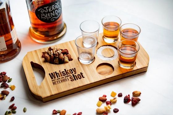 Moderno e elegante tabuleiro de cerveja de vôo de bambu com suportes de vidro gravados em madeira