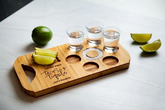 Moderno e elegante tabuleiro de cerveja de vôo de bambu com suportes de vidro gravados em madeira