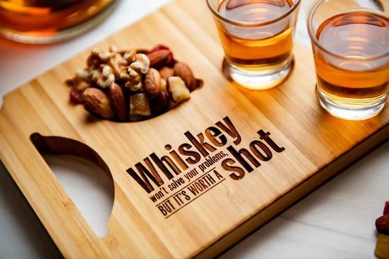 Moderno e elegante tabuleiro de cerveja de vôo de bambu com suportes de vidro gravados em madeira