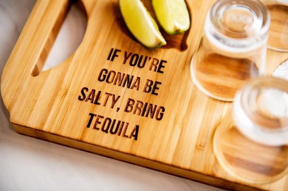 Moderno e elegante tabuleiro de cerveja de vôo de bambu com suportes de vidro gravados em madeira