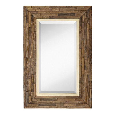 Decoração de sala de estar de uma fazenda rústica Espelho pendurado na parede de madeira em Plain Colo