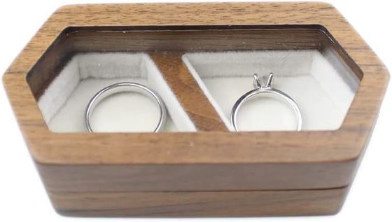 Caixa de anéis de casal feita à mão com tampa transparente de veludo branco e impressão queimada