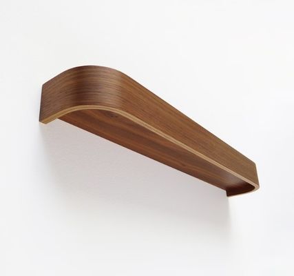 Prateleiras de madeira de borda arredondada modernas OEM Prateleira de borda flutuante curva de nozes para casa